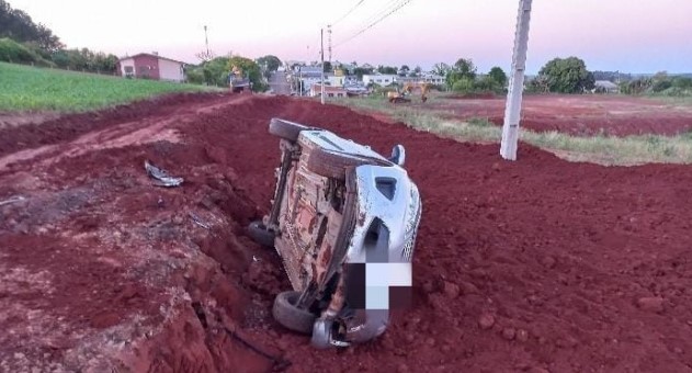Veículo furtado em Descanso é localizado tombado em Belmonte
