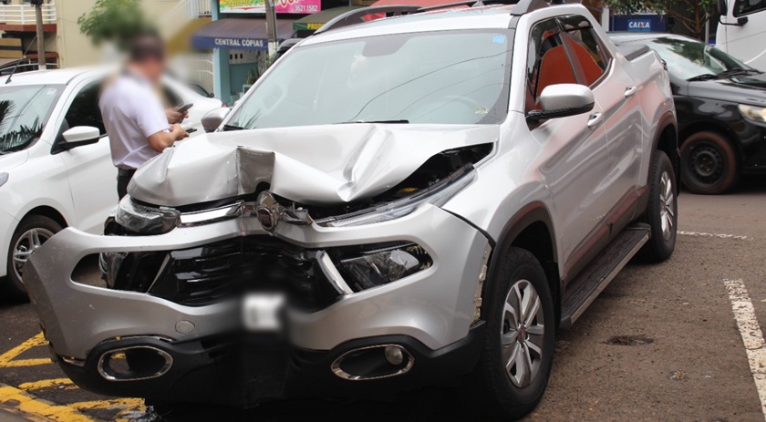 Após passar mal motorista perde o controle e colide em pilar de loja da Rua Santo Dumont