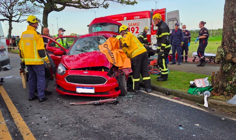 Grave acidente entre ônibus e carro deixa duas pessoas mortas em SC
