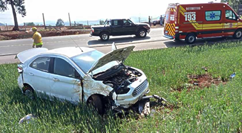 Jovem de 20 anos é socorrido após capotar veículo na BR-282