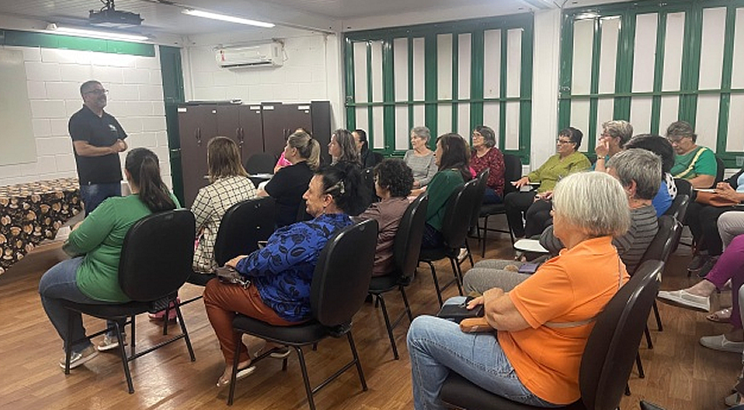 Grupos de mães recebem primeiros kits de artesanato de 2025