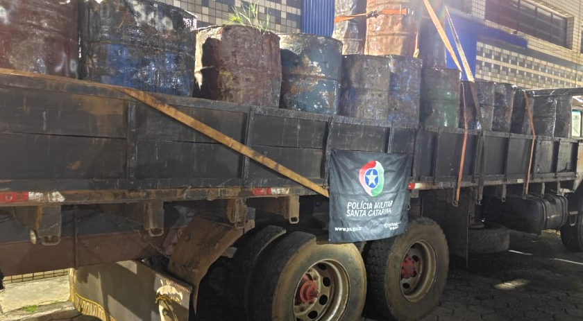 Polícia apreende caminhão com 10 toneladas de resina de pinos