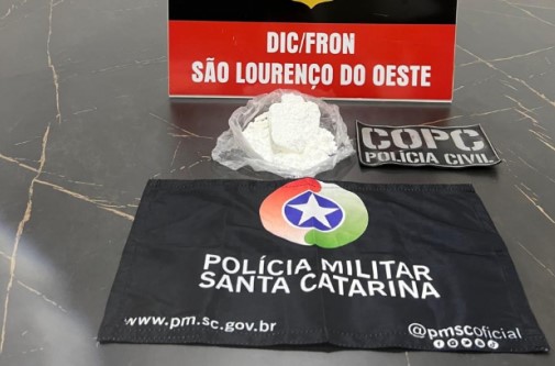 Jovem é presa com cocaína escondida em travesseiro durante abordagem na SC-157