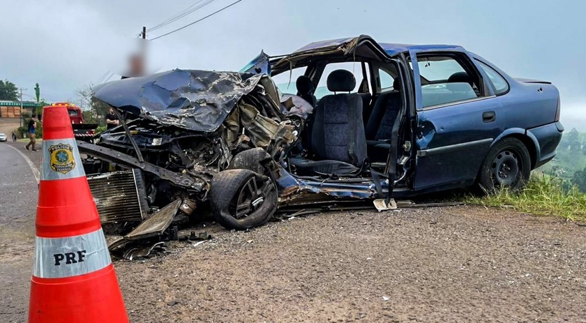Acidente entre carro e carreta deixa quatro feridos na BR-163