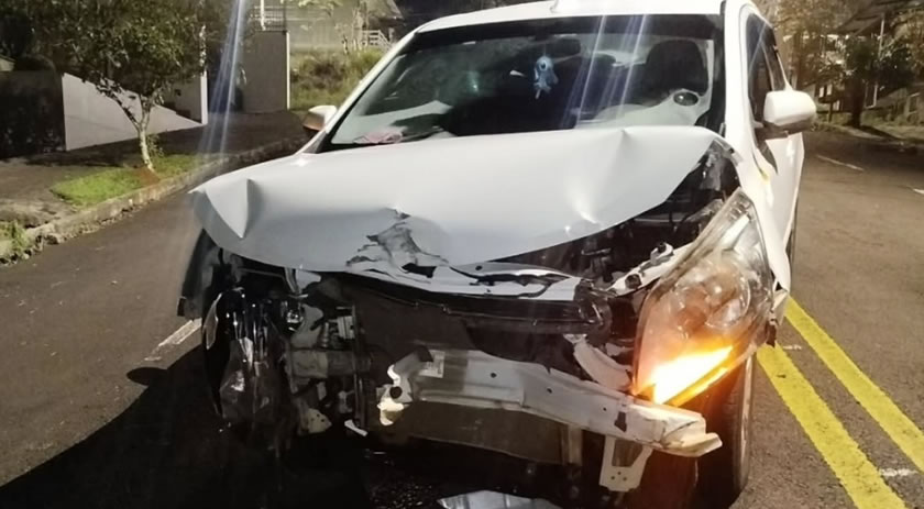 Jovem é conduzido ao hospital após colisão entre dois carros