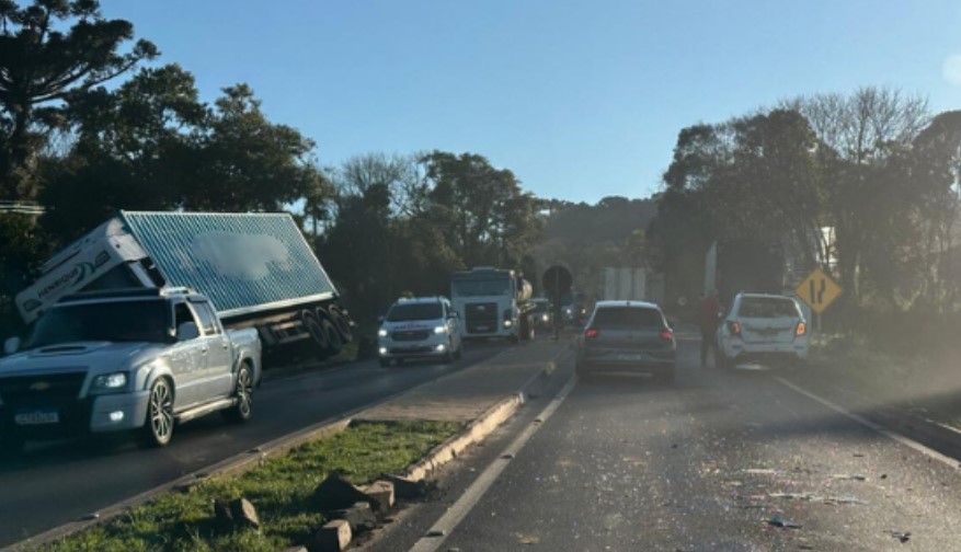 Cinco veículos se envolvem em acidente na BR-282