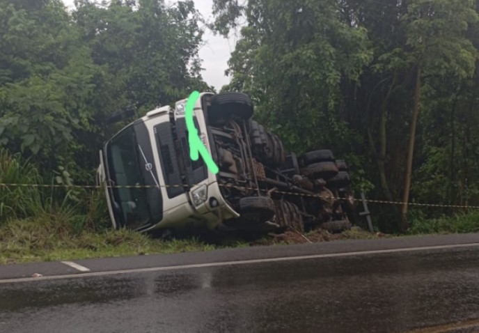 Caminhão do Rio de Janeiro sai de pista e tomba na SC-157 em Quilombo; Motorista de 34 anos fica ferido
