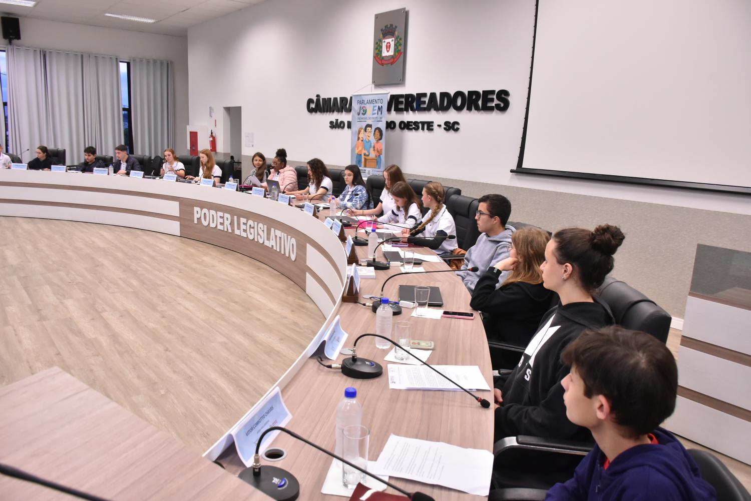 Jovens parlamentares pedem apoio a empreendedores, revitalização do calçadão e passarela na SC-386