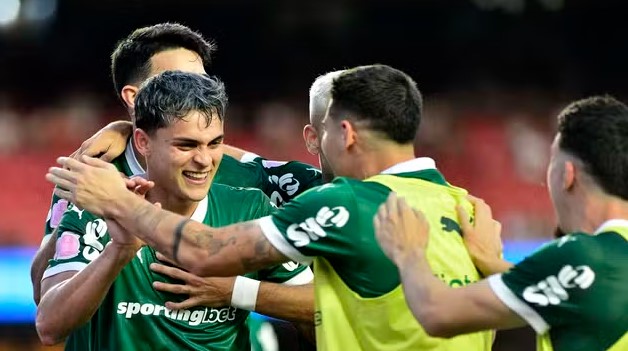 Palmeiras vence o São Paulo de virada e assume a liderança do Brasileirão