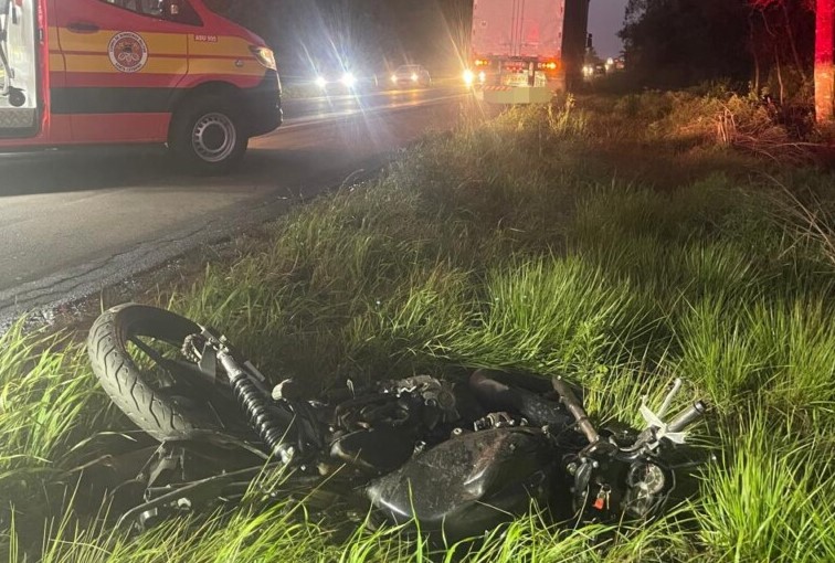 Motociclista morre em colisão frontal com caminhão na BR-282