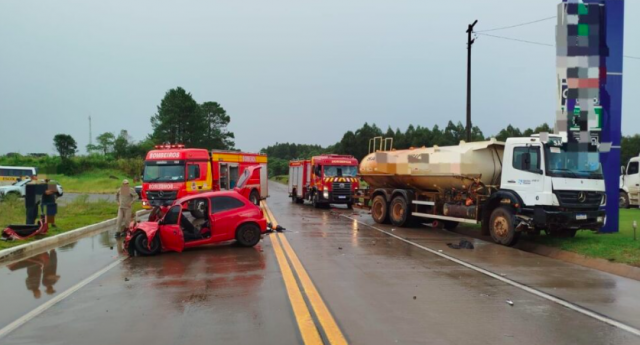 Colisão entre carro e dois caminhões deixa duas pessoas feridas na BR-280