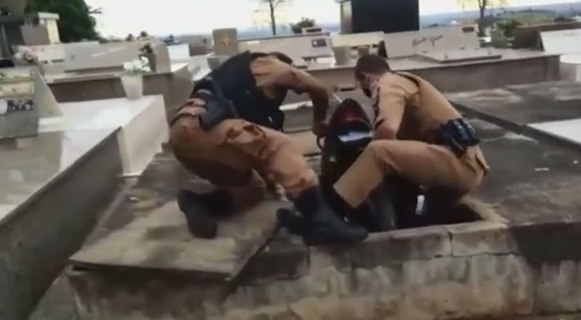 Moto roubada é encontrada dentro de túmulo em cemitério de cidade paranaense