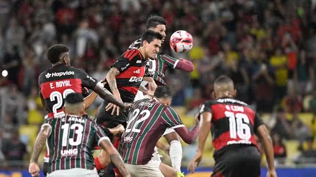 Fluminense vence Flamengo, assume liderança do grupo e complica rival