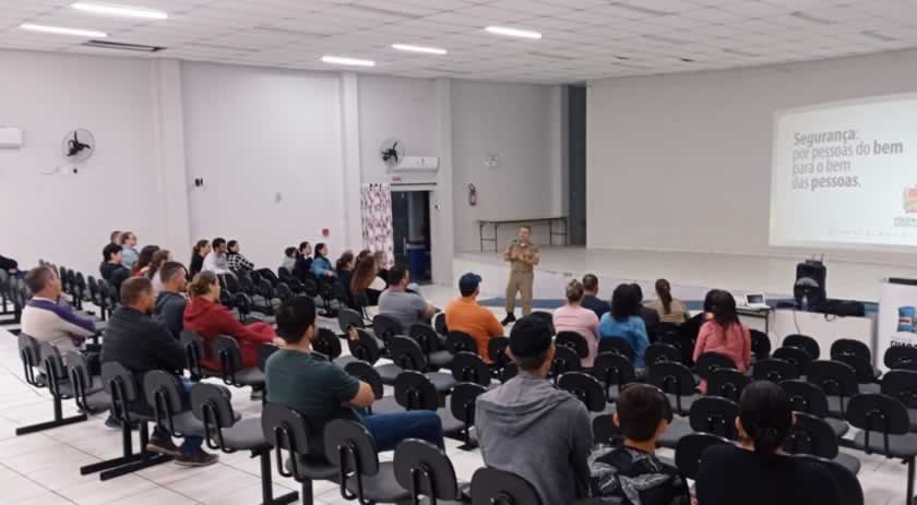 Polícia Militar orienta pais sobre riscos do uso de álcool e drogas