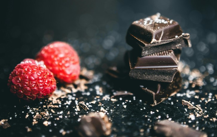 Chocolate pode melhorar o humor e proteger o coração, diz nutricionista