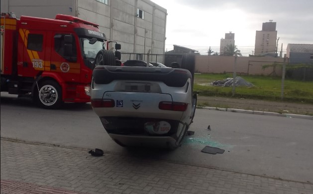 Mulher grávida de oito meses se envolve em grave acidente de trânsito