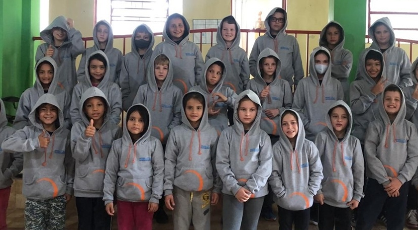 Educação  entrega uniformes para 1350 alunos