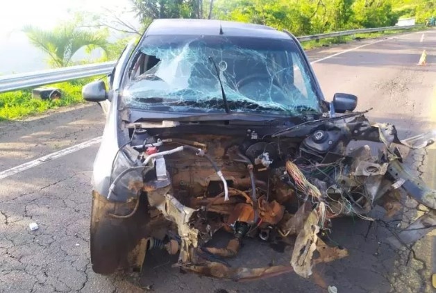 Motor de carro ‘voa’ e vai parar em cima de árvore após grave acidente em SC