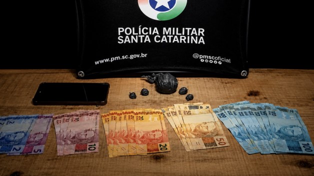 Homem tenta fugir da Polícia Militar, se joga no Rio Uruguai e acaba preso por tráfico de drogas