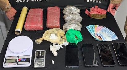 Polícia Militar desarticula ponto de tráfico e apreende mais de 2,6 quilos de drogas em ação em São José do Cedro e São Migueld Do Oeste