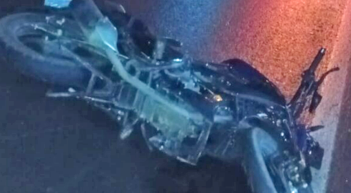 Mulher morre em acidente entre motocicleta e caminhão na BR-282; motorista foge do local