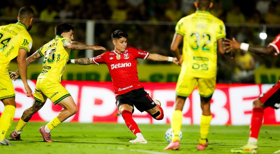 Flamengo goleia o Mirassol por 5 a 1 e encosta na liderança do Brasileirão