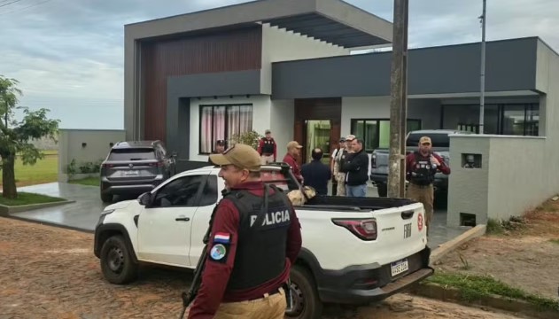Brasileiros procurados por homicídio e tráfico de drogas são presos durante operação