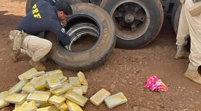PRF apreende 95 quilos de cocaína escondidos em estepes de carreta em Cascavel