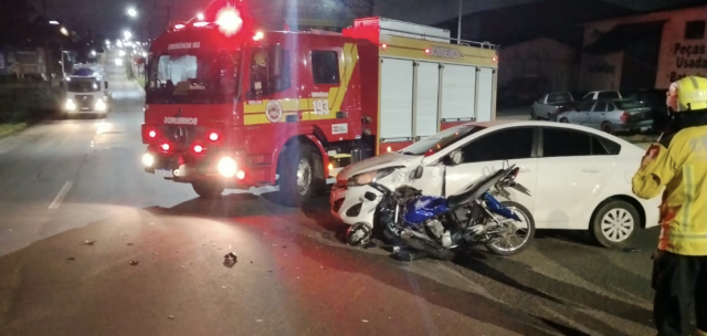 Motociclista sofre suspeita de fratura no fêmur após colisão na Avenida Willy Barth