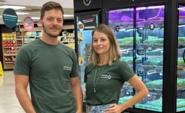 Casal  começou a plantar microverdes no quarto e hoje produz até 1.850 bandejas por semana, fatura R$ 50 mil e prepara expansão