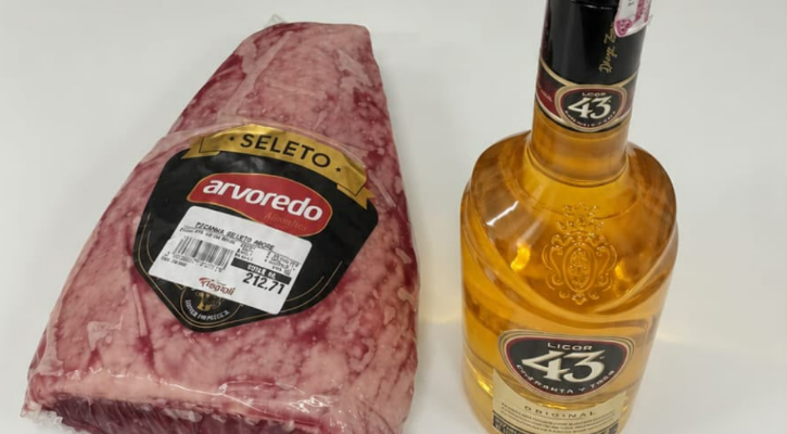 Homem tenta sair de mercado com picanha e licor sem pagar e acaba preso