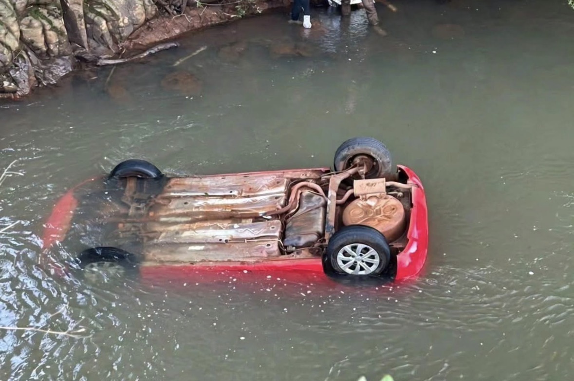 Carro cai de ponte e deixa uma pessoa morta e três feridas