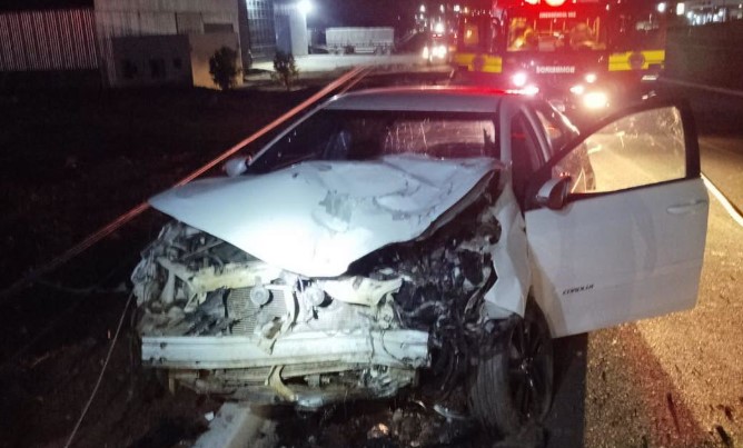 Mulher fica ferida após carro bater contra poste na BR-282