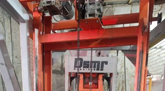 Trabalhador fica gravemente ferido após ser prensado por máquina em fábrica em SC