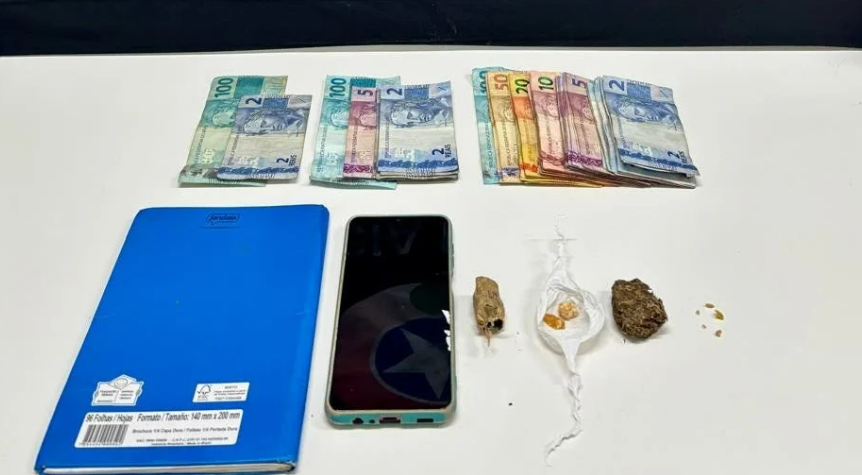 Cinco pessoas são presas por suspeita de tráfico de drogas em residência