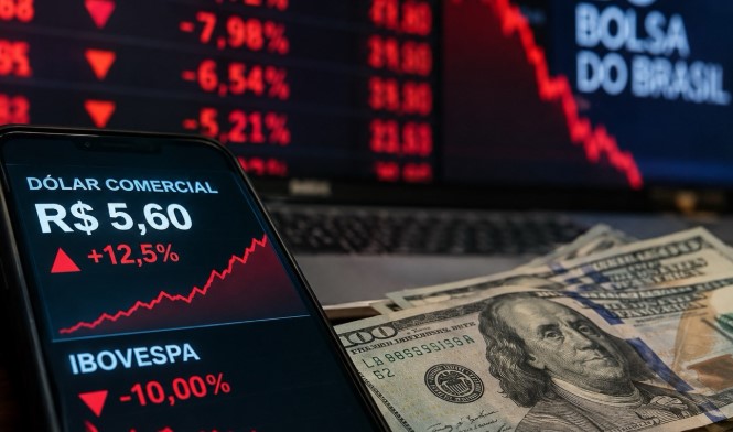 Dólar dispara a R$ 5,60, Bolsa cai 16% e Tesouro cancela leilões após reeleição de Lula