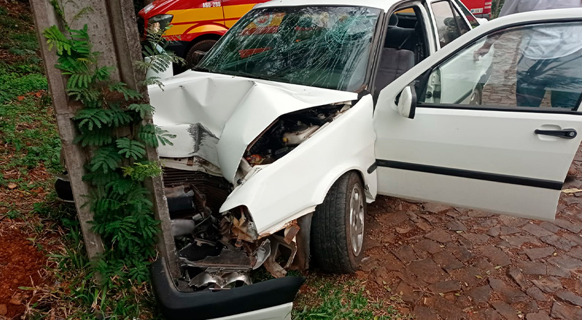 Condutora perde o controle e atinge poste e fica ferida