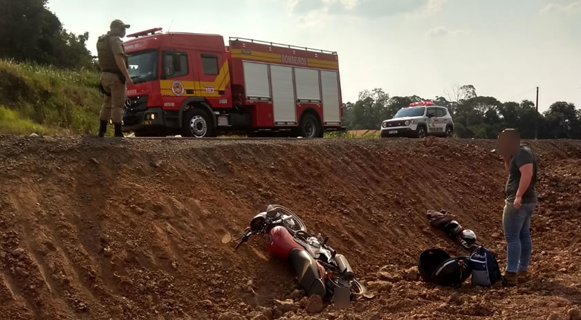 Passageira fica ferida em queda de motocicleta seguida de saída de pista