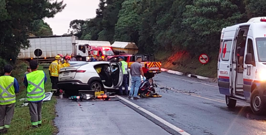 Acidente envolvendo três caminhões e dois carros deixa feridos na BR-282