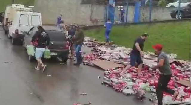 Carga de Coca-Cola é saqueada na BR-470 em Rio do Sul após refrigerantes caírem de caminhão