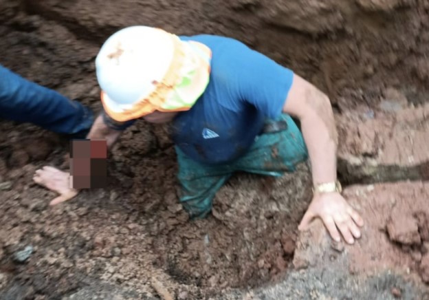Funcionário da Casan fica parcialmente soterrado após deslizamento de terra em obra