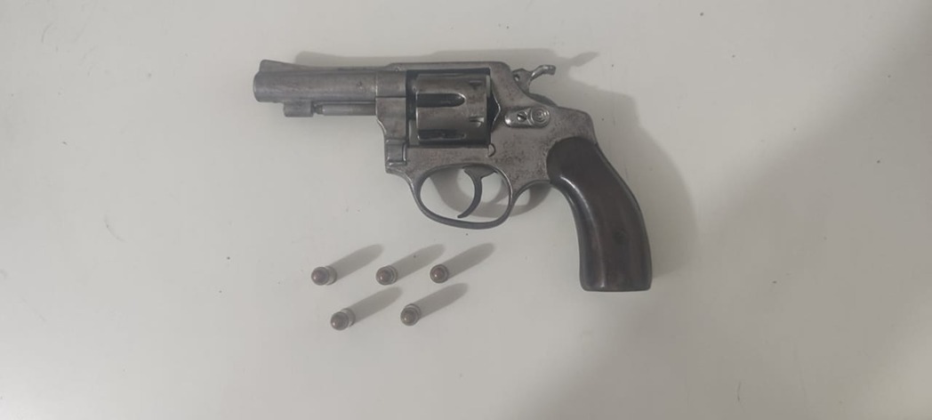 Jovem de 22 anos usa espingarda para ferir colega de trabalho durante briga