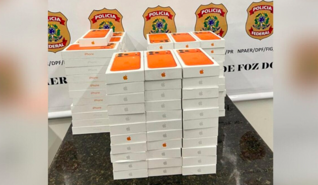 Passageiro tenta embarcar com 100 celulares escondidos em malas e acaba preso em aeroporto