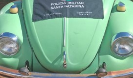 Fusca furtado é encontrado escondido com panos em quintal de residência