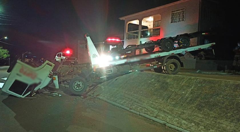 Motorista fica ferido em acidente com caminhão guincho
