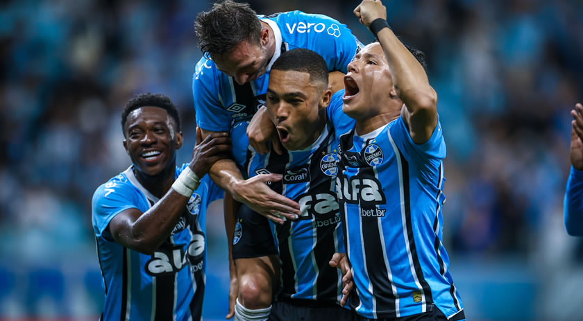 Grêmio vence Palmeiras de virada e ainda sonha com G-8 no Brasileirão