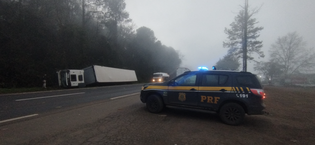 Carreta tomba na BR-282 em Nova Itaberaba; motorista é socorrido