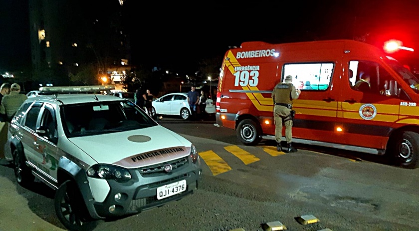 Motociclista empina, derruba passageira e foge