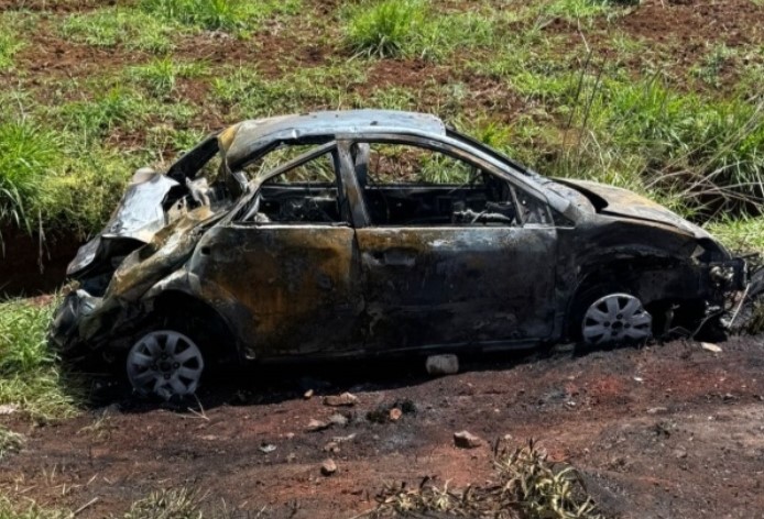 Duas pessoas morrem após carro capotar e pegar fogo na SC-480