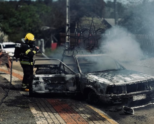 Veículo pega fogo e Bombeiros controlam chamas